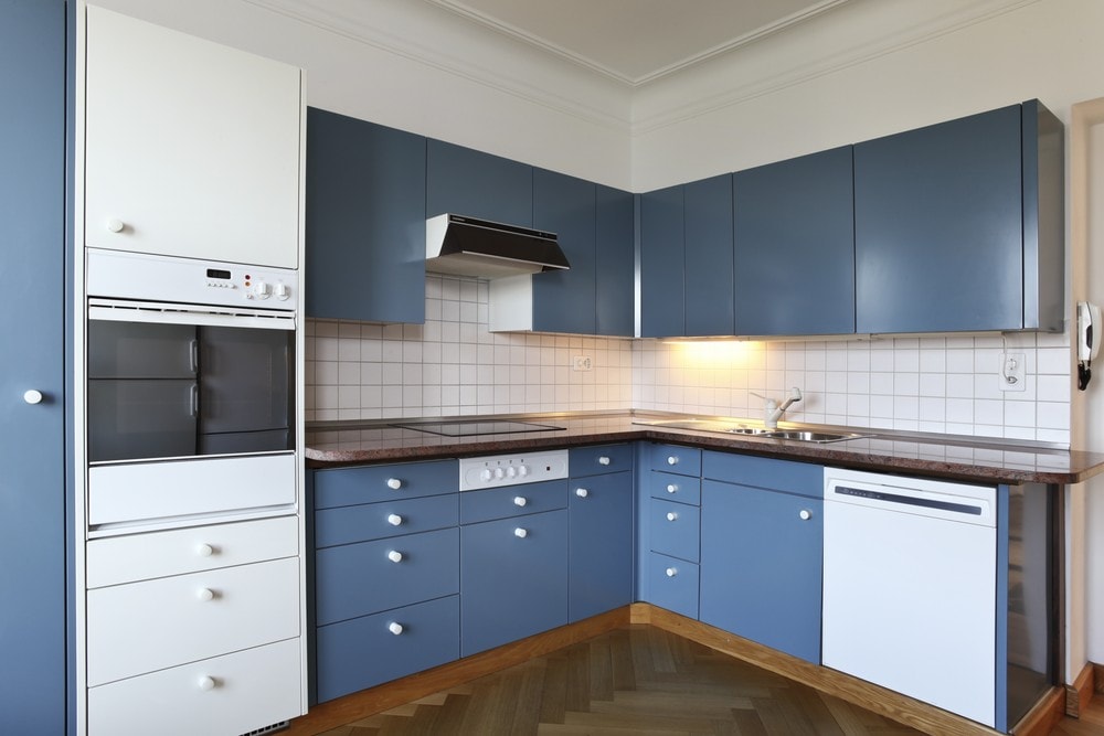 Гарнитур в синем оттенке на маленькой кухне